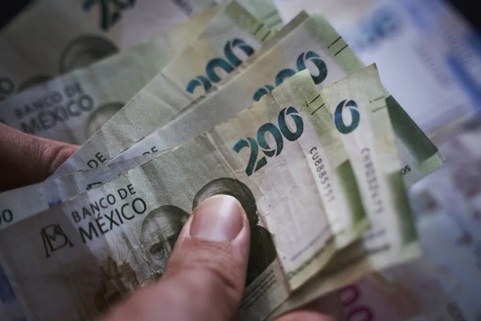 Emerging-Market Currencies Slip After US Retail Sales Beat