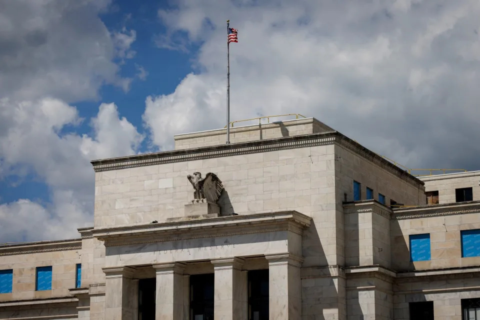 Oaktree’s Marks Says Fed Cuts Won’t Take US Rates Below 3%