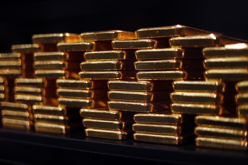Gold prices extend recovery on Russia-Ukraine tensions, softer dollar
