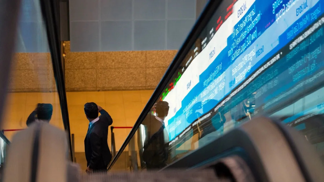 Singapore Weighs Tax Incentives to Help Revive Stock Market