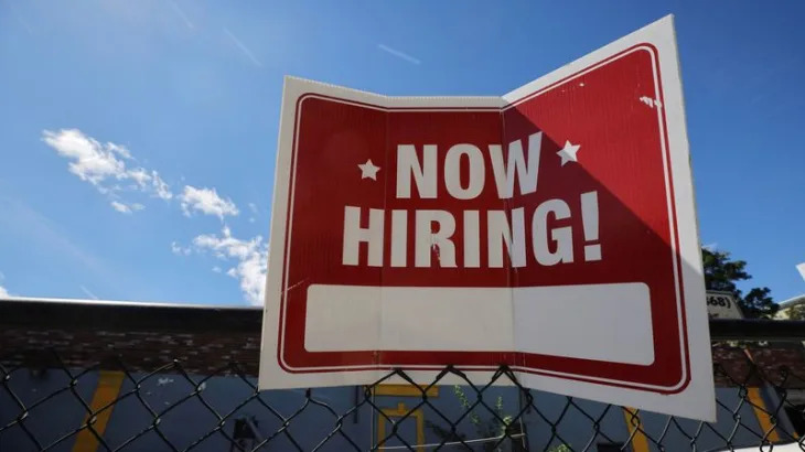 US weekly jobless claims fall amid stable labor market