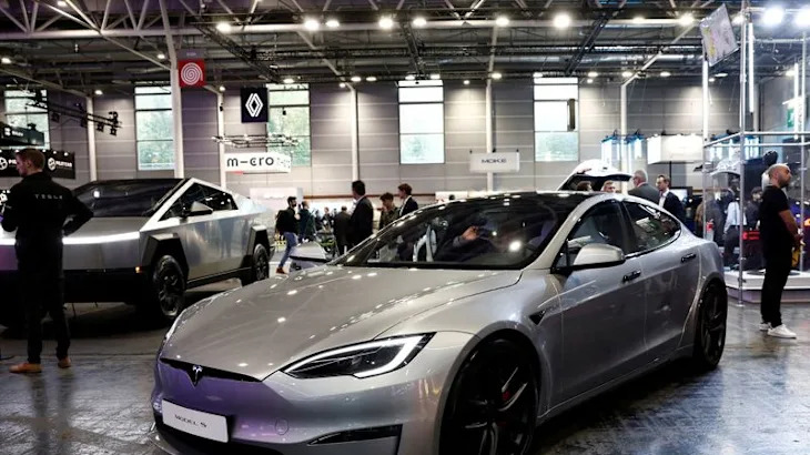 Tesla's market value tumbles below $1 trillion as its Europe sales slump