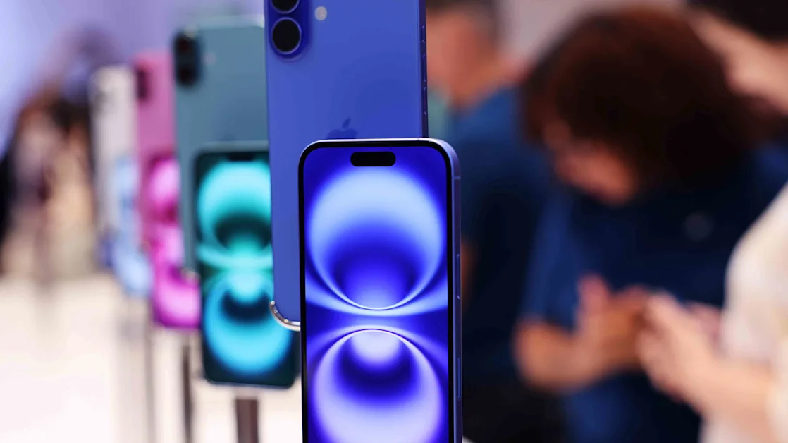 Tech Rally Fails to Lift Apple Stock Amid Concerns About Tariffs, Delayed Siri AI Features