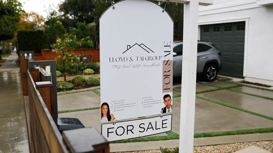 Mortgage rates barely budge despite a wild week for financial markets