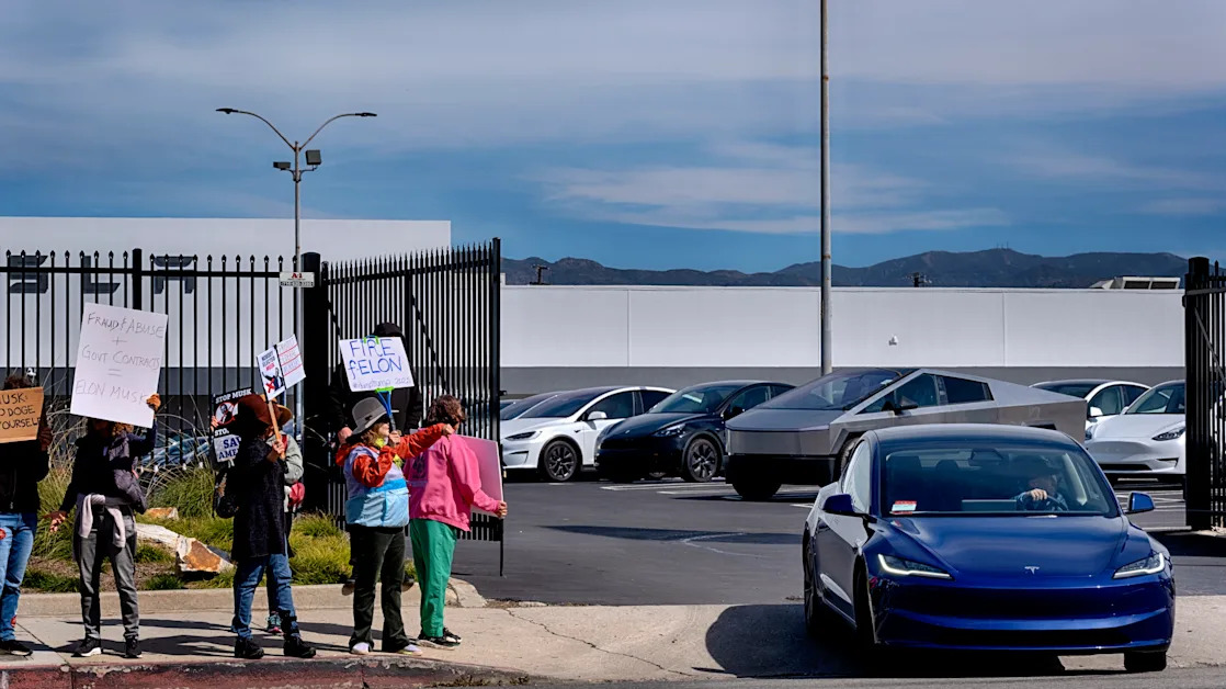 Why Tesla stock looks 'extremely' oversold, this top markets technician says