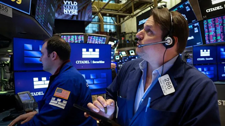 Dow, S&P end flat, Nasdaq snaps four-week decline on tariff hopes