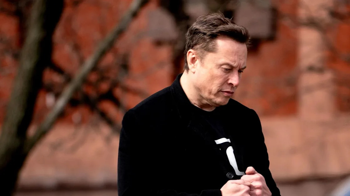 Musk Tells Tesla Employees Hang On to Stock After 50% Plunge