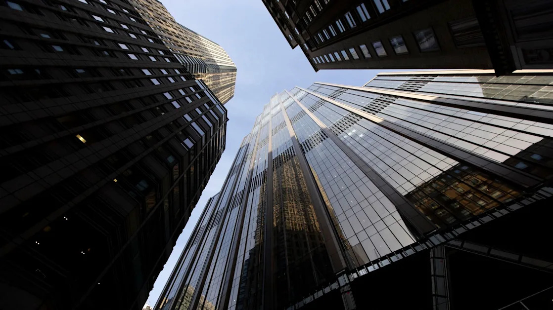 Wall Street Banks Sweeten Leveraged Loan Terms Amid Volatility