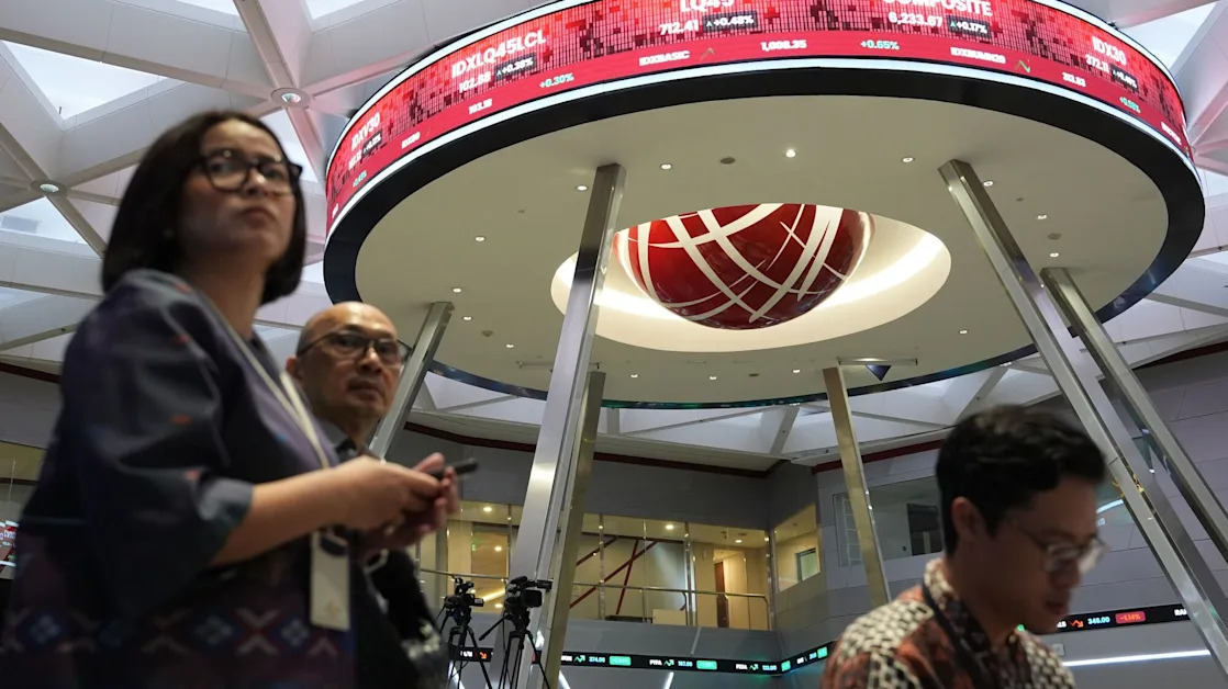 Indonesian Stocks Pare Loses as New Sovereign Fund Taps Jokowi