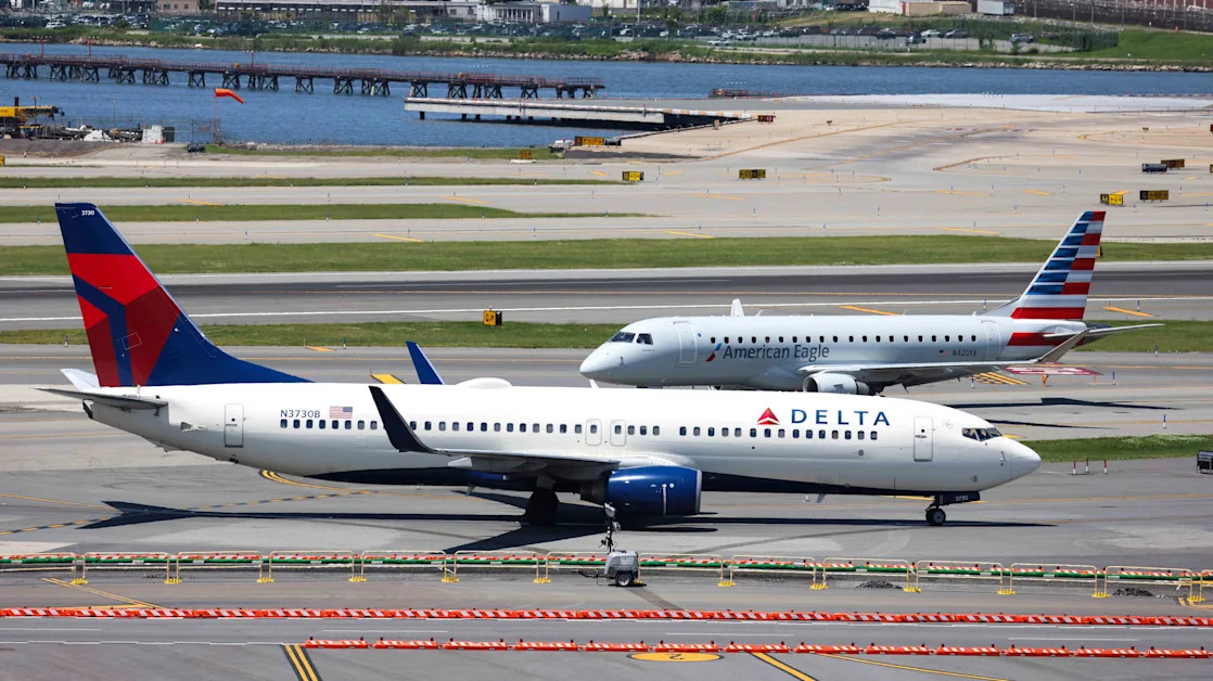 US Airline Stocks Slip as Jefferies Downgrades Major Carriers