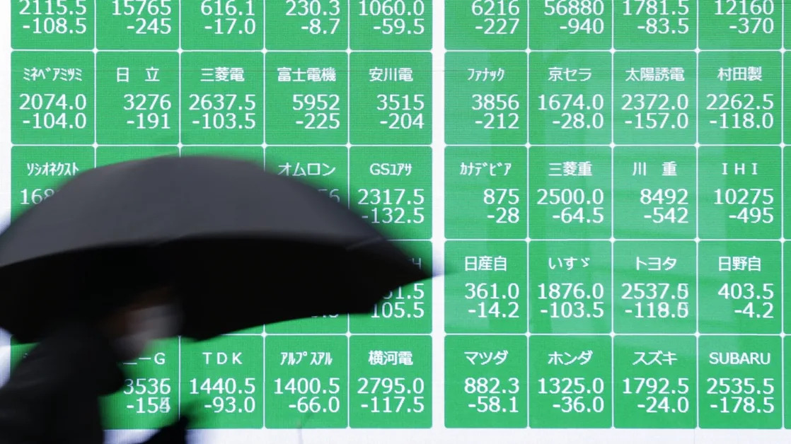 Japan’s Stock Plunge Deepens, Bonds Rally, Rate-Hike Bets Fade