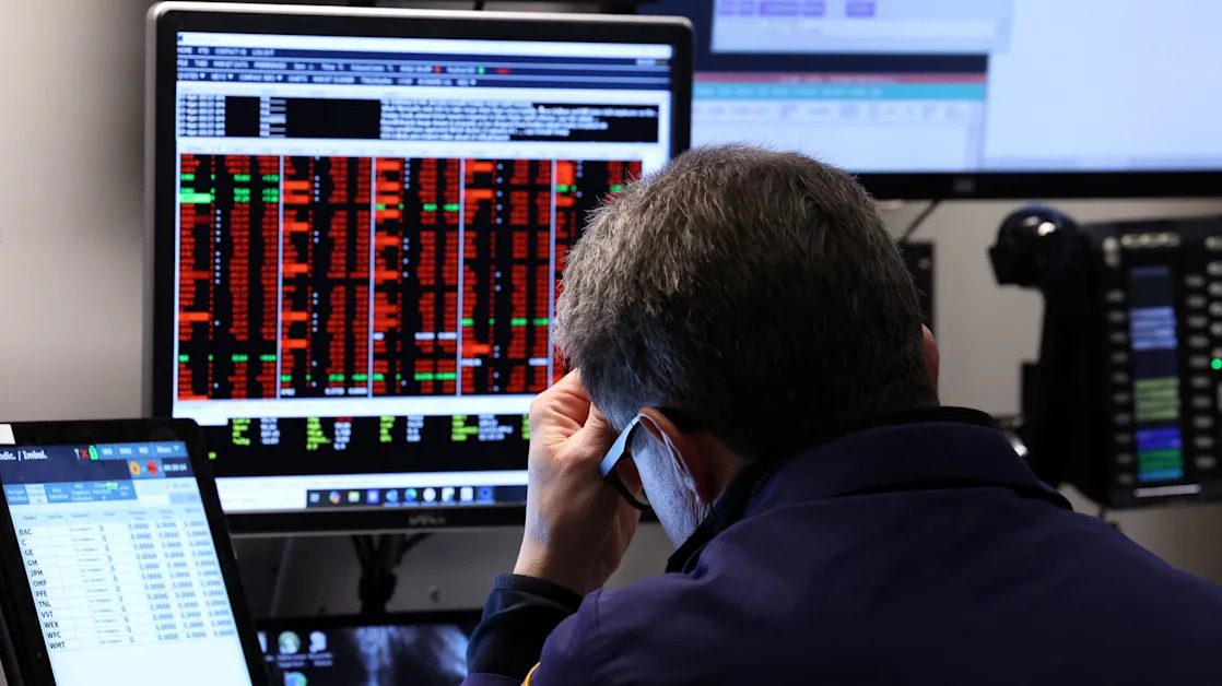 US stocks whipsaw on tariff uncertainty, social media rumors