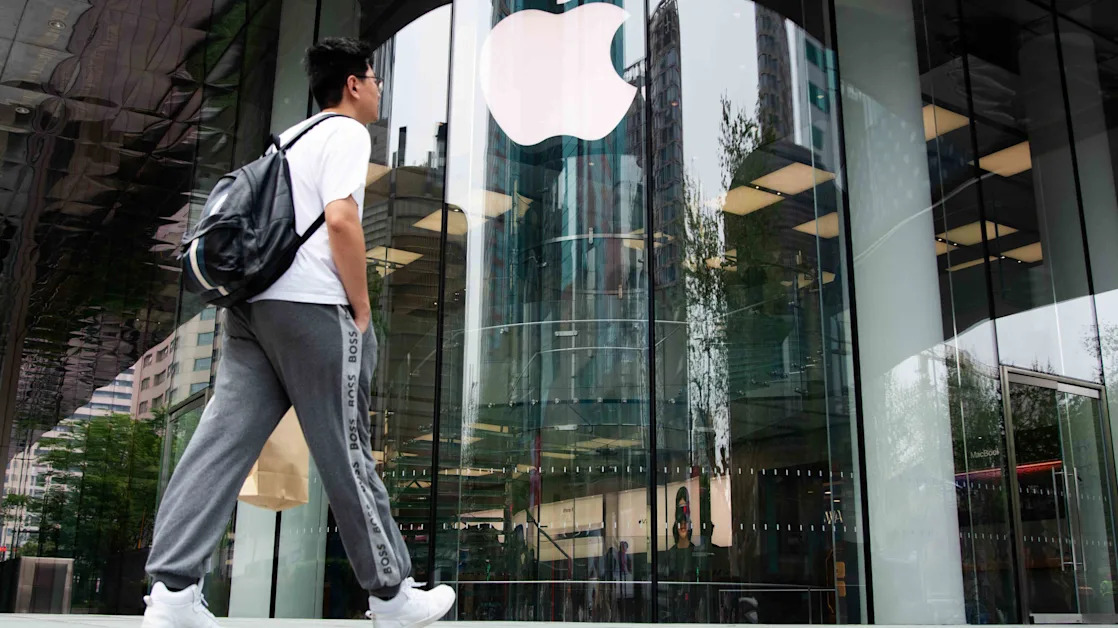 Apple Leads Magnificent 7 Stocks Higher Friday to Cap Off Volatile Week