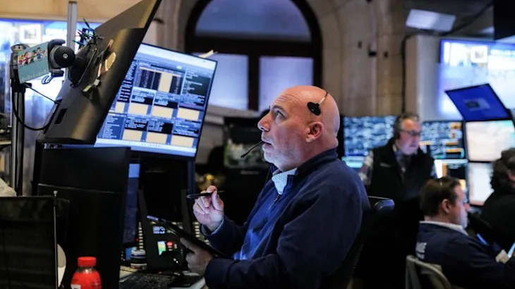 Analysis-Investors grapple with tariff-driven economic threat as market swings persist