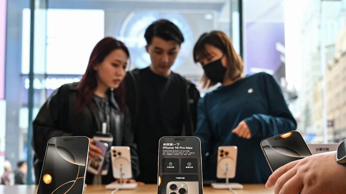 Clouds Part Over Apple’s Stock—for Now