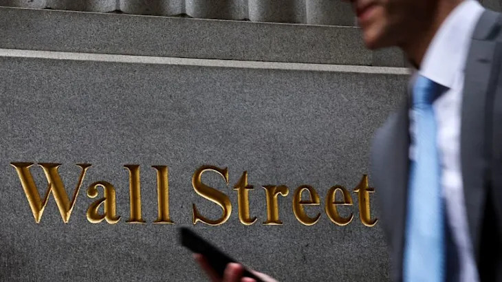 Wall Street ends higher on earnings, hopes of easing tariff tensions