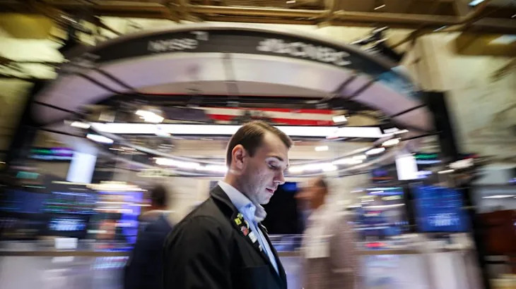 S&P 500, Nasdaq inch higher on tech boost, earnings weigh on Dow