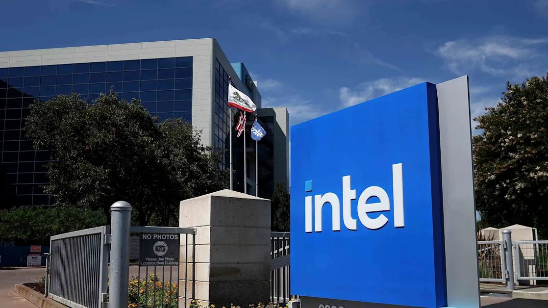 Intel Stock Tumbles as Chipmaker's Quarterly Forecast Disappoints