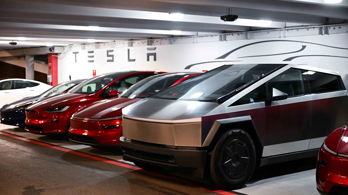 Tesla Stock Jumps, Extending Gains as US Loosens Self-Driving Car Rules