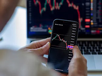Investment Experts: Types of Stocks You Should Consider Dumping in 2025